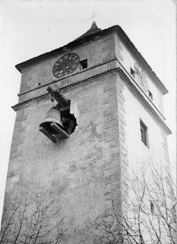 Seizing bells from Czechoslovakia during World War II