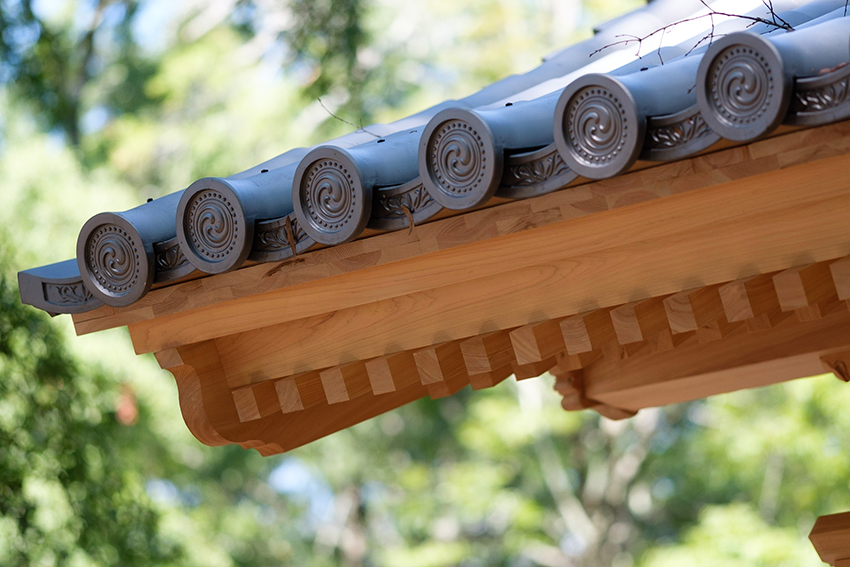 Round gatou tiles cap the end of the eaves to prevent water returning into the structure