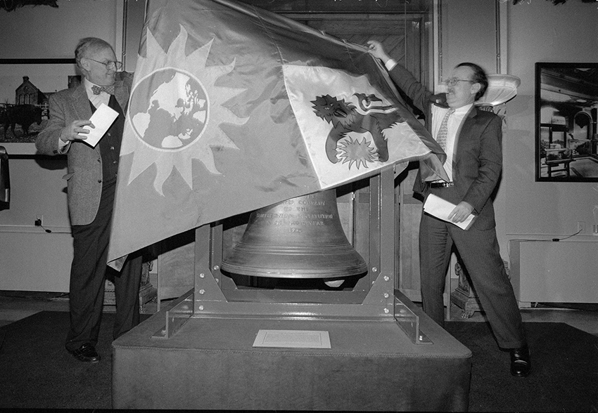 Unveiling the Smithsonian Institution bell